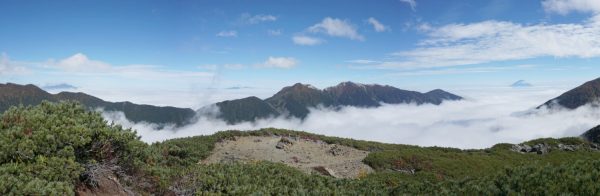 小太郎山にて雲海に浮かぶ鳳凰三山