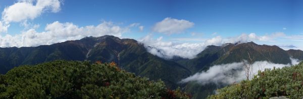 仙丈ケ岳とガスのかかる甲斐駒ヶ岳。野呂川出会い付近で雲は消える。