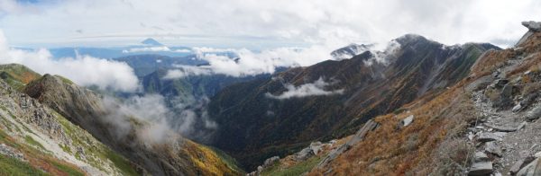 トラバース道で見る富士山から間ノ岳、左端に八本歯の頭