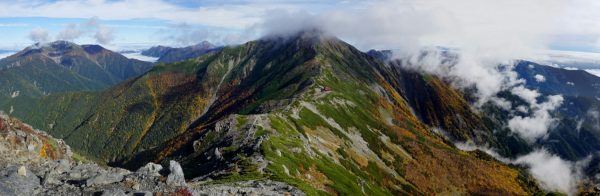 中白根山にてガスのかかる北岳、中央に北岳山荘