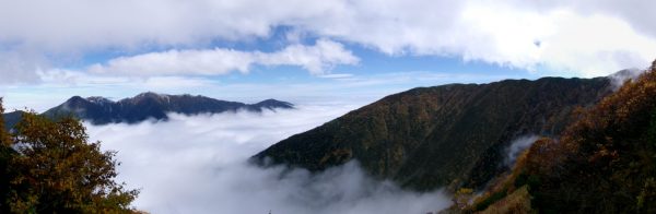 雲の上に抜け出て見る鳳凰三山と池山吊尾根