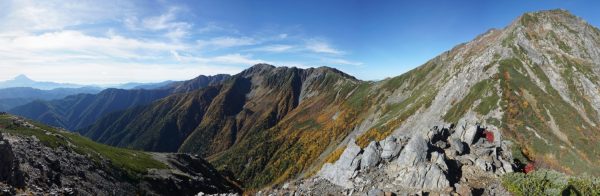 八本歯の頭にて富士山から間ノ岳、北岳へのパノラマ。標高トップ３の揃い踏み