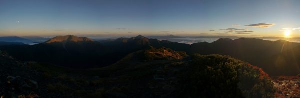 肩の小屋にて朝日から鳳凰三山、甲斐駒ヶ岳、仙丈ヶ岳、影北岳までのパノラマ。影北岳の上には中秋の満月